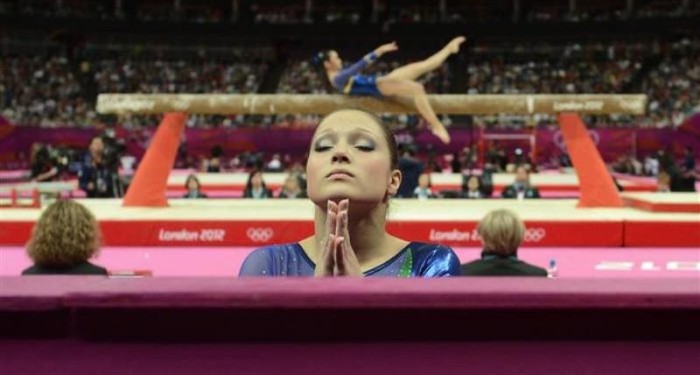 Ethiene Cristina Gonser Franco (Brazil) cầu nguyện trong lúc đồng đội của cô thi đấu.